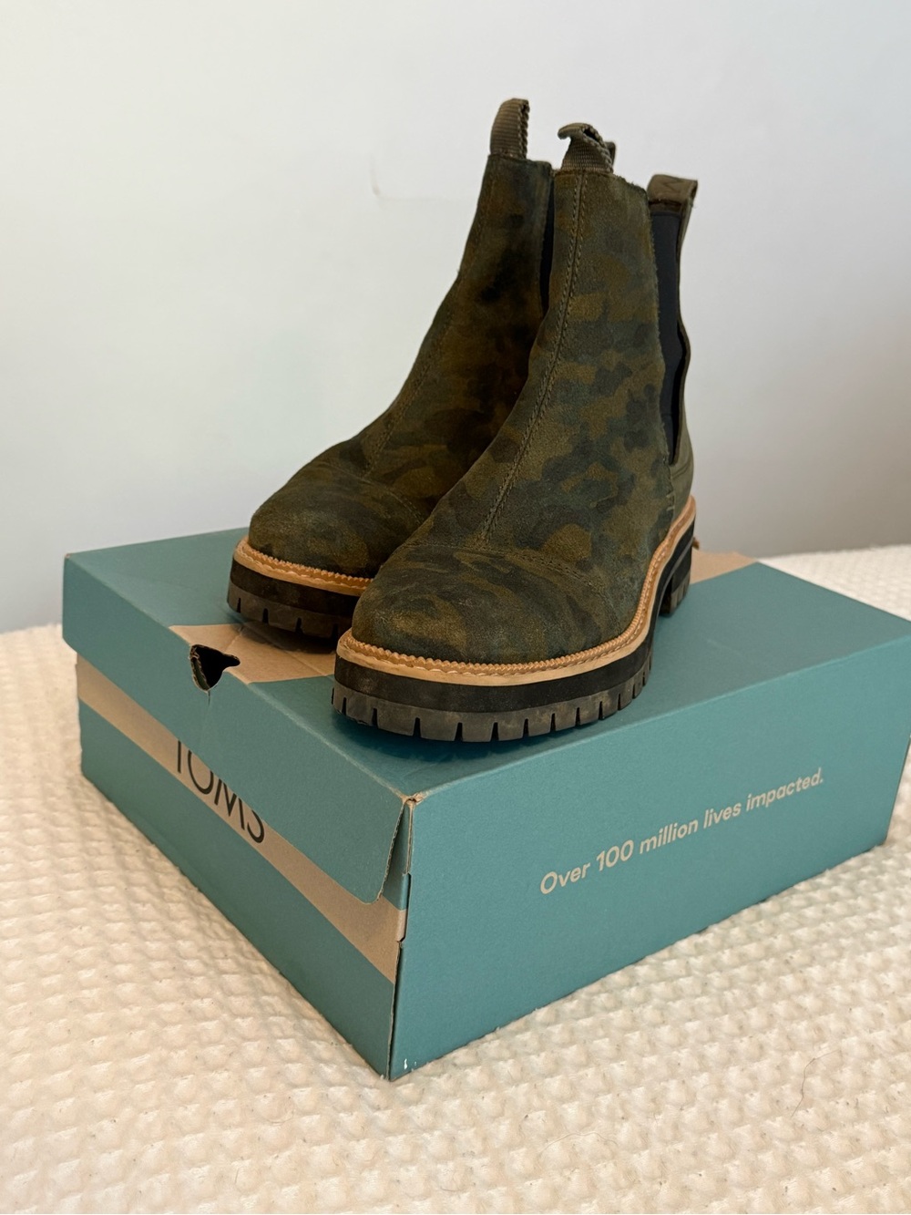 EUC Toms Olive Camo Chelsea Lug Boots Water Resistant Sz 8